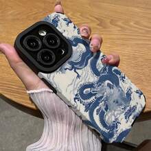 Una funda de teléfono simple y personalizada con patrones tradicionales de dragones azules y blancos, a prueba de caídas, antiarrugas y a prueba de polvo, adecuada para  17/17 Air/17 Pro/17 Pro Max/  16/16 Pro/16 Pro/Max/16 Plus/15/15 Pro Max/15 Pro/15 Plus/14/14 Pro/14 Plus/14 Pro Max/13/113 Pro/13 Pro Max/12/12 Pro/12 Pro Max/111111 Pro/11 Pro Max. Duradera, resistente a las manchas y a las huellas dactilares, es el regalo de cumpleaños perfecto para novias, novios, esposos, esposas, amigos o para uno mismo. - Negro 248 - Ver 6