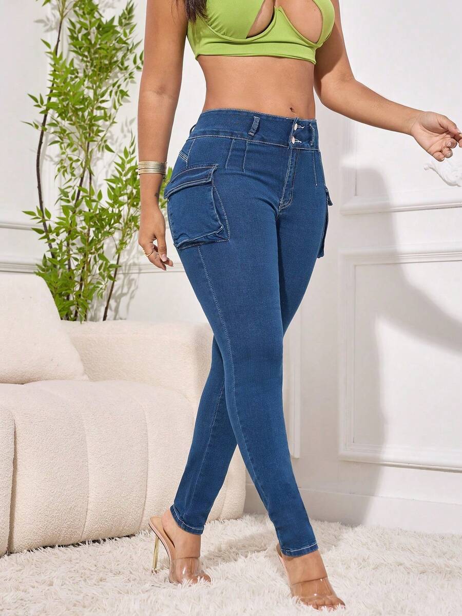 Jeans pitillo de tiro medio con utilidad para mujer - Denim elástico con bolsillos cargo, cierre de doble botón, lavado clásico - Azul lavado oscuro - Ver 1