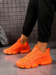 Chaussures de course pour hommes légères et respirantes, baskets épaisses confortables à lacets avec bloc de couleurs et lettres. Chaussures de sport de plein air sportives pour hommes