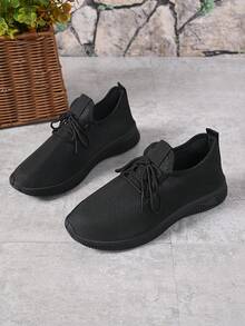 1 Pair Comfortable Breathable Sports Shoes For Teenagers, Featuring An All-Black Design, Lightweight Mesh Upper For Good Ventilation And Comfort, Durable Rubber Outsole For Traction And Shock Absorption, Suitable For Daily Wear And Sports Activities, Simple Style With Lace-Up Closure For Easy On And Off, An Ideal Choice For Teenagers To Showcase Their Vitality And Fashion.