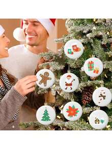 18 Stücke/Set weiße Weihnachtskugeln, enthält 4 Stücke weiße runde Ornamente, 6 Stücke Graffiti Marker und 8 Stücke DIY Graffiti Malvorlagen. Geeignet als Christbaumanhänger, Weihnachtsparty Hintergrund, Tischdekoration oder Weihnachtsgeschenke.