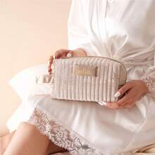 1 buah Tas Kosmetik dengan Nama yang Dipersonalisasi, Hadiah untuk Pengiring Pengantin, Hadiah Pernikahan, Tas Perlengkapan Mandi untuk Perjalanan, Kantong Kosmetik, Hadiah Ulang Tahun, Kantong Perjalanan - MultiWarna - View 3