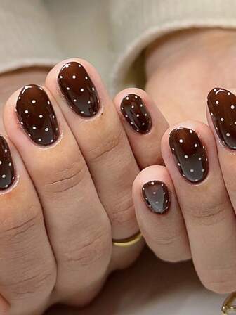 24個 白ドット柄 ブラウン ネイルシール、ショート オーバル型、ネイルアートセットには1枚のシールシートと1個のミニネイルファイルが含まれ、日常使いに適しています