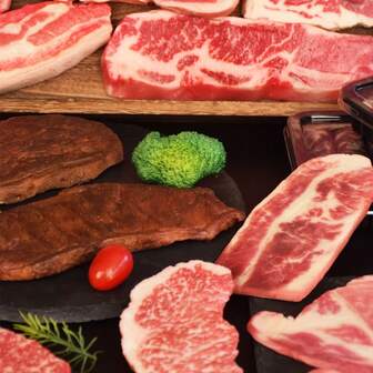 SE VE TAN REAL, Carne falsa rebanada - Modelos de carne de res y cerdo para fotografía de alimentos, exhibición, bromas, videos de cocina Accesorios de cocina Simulación Rebanadas realistas de carne de res Carne falsa simulada Modelo de carne cocida Decoración artificial y realista