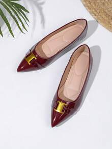 عنابي اللون