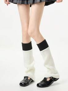 زوج من الجوارب الحرارية المنسوجة بلون أبيض وأسود متباين، ذات أساور مرنة، مصممة بأناقة للنساء