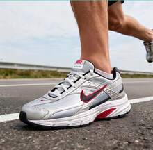 Zapatillas de running para hombre Nike Initiator, parte superior de malla transpirable, cómodas, zapatillas casuales ligeras, con absorción de impactos y rebote, 394055-001 - Plata metalizado/negro/blanco/rojo campus - Ver 2