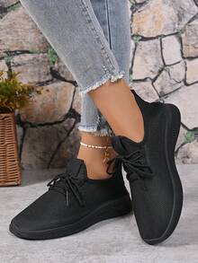 1 Pair Comfortable Breathable Sports Shoes For Teenagers, Featuring An All-Black Design, Lightweight Mesh Upper For Good Ventilation And Comfort, Durable Rubber Outsole For Traction And Shock Absorption, Suitable For Daily Wear And Sports Activities, Simple Style With Lace-Up Closure For Easy On And Off, An Ideal Choice For Teenagers To Showcase Their Vitality And Fashion.