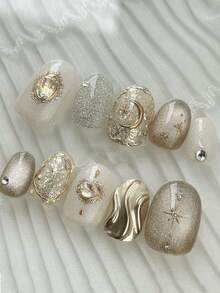 10片手工制作的闪亮亮片，饰以迷人的月亮和星星图案，神秘而奢华。以白色和米色为主色调，点缀金色和银色，轻松搭配任何服饰，让您更加闪耀。美甲用品 - 香檳色 - 查看 6