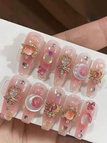 10 قطعة من إكسسوارات فن الأظافر المصنوعة من السبائك المعدنية، توفر خيارين لون كلاسيكيين: الذهبي والفضي. يأتي كل إكسسوار مع قاعدة على شكل قلب أنيق تنكسر الإضاءة عليها بشكل لامع مثل تاج مصغر. تم تصميم هذه الزينات الجمالية خصيصًا لفن الأظافر DIY، مصنوعة من مواد سبائك معدنية عالية الجودة بملمس ناعم وراق