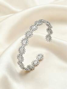 1pc Fashionable Stainless Steel Gold Smiling Face Bracelet, Jewelry Designed For Women, Suitable For Daily Wear, Parties, Holidays, Great Gift For Friends And Mothers