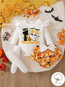 Neugeborene Baby Mädchen Herbst/Winter Set mit rundem Ausschnitt, gestreiften Trompetenärmeln und bedrucktem weißen Romper, orangefarbener Kürbis- und Fledermaus-Muster Rüschen-Shorts mit Schleife, weiße Stulpen und Stirnband, 4-teilig