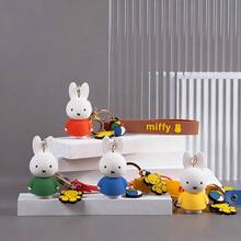 米菲经典布鲁纳色钥匙扣吊饰，荷兰国家标志性兔子吊坠，永恒简约的设计，纯色色调，耐用的 PVC/树脂材料，可爱的包包车钥匙配件，IP 授权收藏品，米菲粉丝的完美礼物，怀旧卡通装饰件 - 彩色 - 查看 2