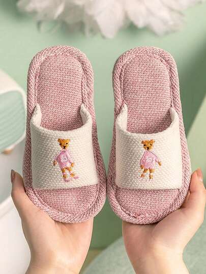 Un par de zapatillas de casa de lino simples, de moda, ligeras y cómodas con un diseño de dibujos animados lindo, adecuadas para todas las estaciones