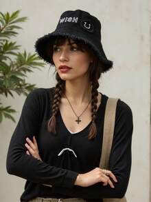 1 Piece Of Women's Smiling Face Fashionable Rough-Edged Simple Fur-Edged Bucket Hat Suitable For Daily Wear In Autumn And Winter, Women's Bucket Hat, Women's Hat, 2025 New Style, Suitable For Parties, Daily Travel, Outings, Dates, Decorative Style, With A Festive Atmosphere, Suitable For Halloween, Christmas, New Year And Other Festivals, Gifts, Perfect Gifts, Suitable For Summer, Autumn And Winter.