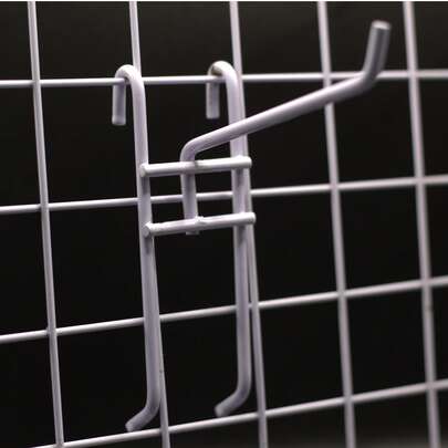 Gancho Blister para reja color blanco de hierro para exhibir diferentes articulos en tu negocio como bolsas, juguetes, pelucas, collares, mochilas, accesorios de belleza, ropa y muchos mas articulos material resisitente listo para instalar en diferentes medidas accesorio exhibidor tienda resistente metálico colgador funcional diseño moderno instalación sencilla organización multiusos presentación compacta almacenamiento profesional comercio