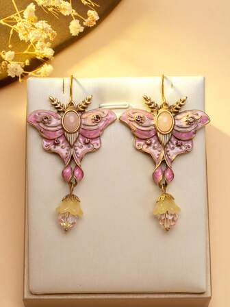 1 Pair Romantic & Elegant Butterfly Earrings. The Pink-Purple Butterfly Wings Are Like Delicately Blooming Flower Petals, Infused With A Gentle Hue. The Oval-Shaped Gemstone At The Center Is Like The Butterfly's Eye, Glowing With Mystery. The Lustrous Pearl Accents Below Are As Lively As Morning Dew. Wear Them And It's As If You've Adorned Your Ears With The Splendor And Poetry Of Spring.