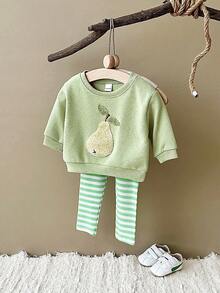 Set 2 buc. bluză cu mânecă lungă și broderie cu căpșuni pentru bebeluși + pantaloni elastici cu dungi, primăvară/toamnă - Verde - Vizualizare 2