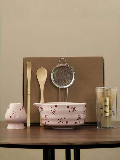 1/6件套日式抹茶茶具，容量530毫升，包含可爱蝴蝶结抹茶碗和抹茶筅，适合制作抹茶拿铁，是送给抹茶爱好者的礼物。