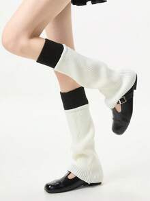 زوج من الجوارب الحرارية المنسوجة بلون أبيض وأسود متباين، ذات أساور مرنة، مصممة بأناقة للنساء
