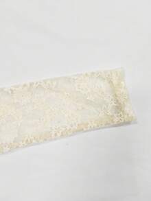 Elegantes gestricktes Damen-Langkleid mit Quadratausschnitt, Langärmeln und kontrastierendem Spitzenakzent, körperbetonter Meerjungfrauenstil