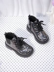 1 双黑色亮面柔软 PU 婴幼儿女童靴，橡胶鞋底，前部系带，侧拉链设计，时尚儿童短靴，适合 3-12 岁女童，适合日常、休闲、学校、度假、派对、学生、公主，2025 年秋冬新款