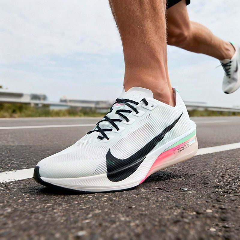 Nike 男鞋跑步鞋 ZOOMX VAPORFLY NEXT% 4 網面透氣輕便舒適運動鞋戶外鍛鍊日常休閒鞋 全掌型碳纖維 Flyplate公路競速跑鞋HF6414-101 - 黑/白/冰河藍/透明粉/泡沫薄荷綠/粉砂岩紅 - 查看 1