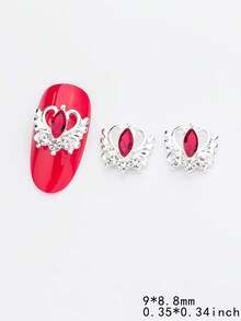 10 قطعة من إكسسوارات فن الأظافر المصنوعة من السبائك المعدنية، توفر خيارين لون كلاسيكيين: الذهبي والفضي. يأتي كل إكسسوار مع قاعدة على شكل قلب أنيق تنكسر الإضاءة عليها بشكل لامع مثل تاج مصغر. تم تصميم هذه الزينات الجمالية خصيصًا لفن الأظافر DIY، مصنوعة من مواد سبائك معدنية عالية الجودة بملمس ناعم وراق