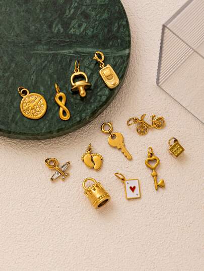 1 件时尚金钥匙飞机扑克骰子自行车皇冠脚吊坠，电镀 18K 金，展现女性优雅魅力。DIY 珠宝配饰、项链、手链、钥匙扣和护身符易于搭配，可作为精美吊坠佩戴，适合妻子和母亲自由搭配。