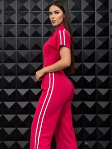 Conjunto pantalon y top Casual moda informal de dos piezas para mujer, con top corto de manga corta ajustado y pantalón jogger, detalle de rayas laterales blancas. - Rojo - Ver 2