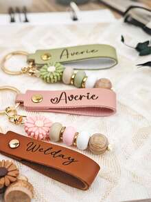 个性化定制PU皮革钥匙扣，雏菊串珠钥匙圈，可定制姓名和花朵吊坠 - 车载钥匙扣、腰包钥匙扣、包包挂件、字母便携挂件，多功能，优雅礼物，适合送给女性、教师、生日、圣诞节、婚礼回礼、情人节、周年纪念日等场合 - 耐用仿珠钥匙扣，永恒之爱，2000年代风格 - 彩色 - 查看 6