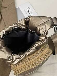 1个男女通用可调节肩带保温加厚水瓶套，时尚毛绒水瓶套，带多个口袋，可存放水瓶、手机、钥匙等物品