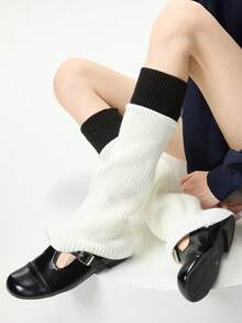 زوج من الجوارب الحرارية المنسوجة بلون أبيض وأسود متباين، ذات أساور مرنة، مصممة بأناقة للنساء