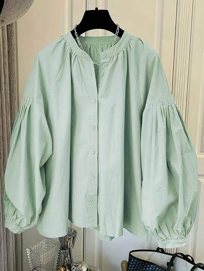 Elegante langärmelige grüne Bluse mit Knopfleiste und lässigem Schnitt