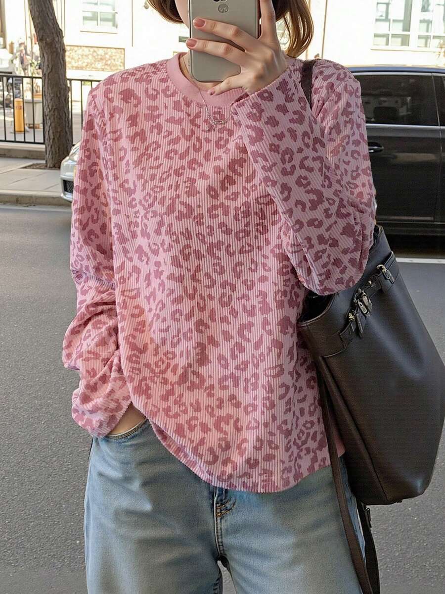 Camiseta informal de mujer con estampado de leopardo rosa, manga larga, cuello redondo, corte regular, para uso diario y casual en otoño/primavera.