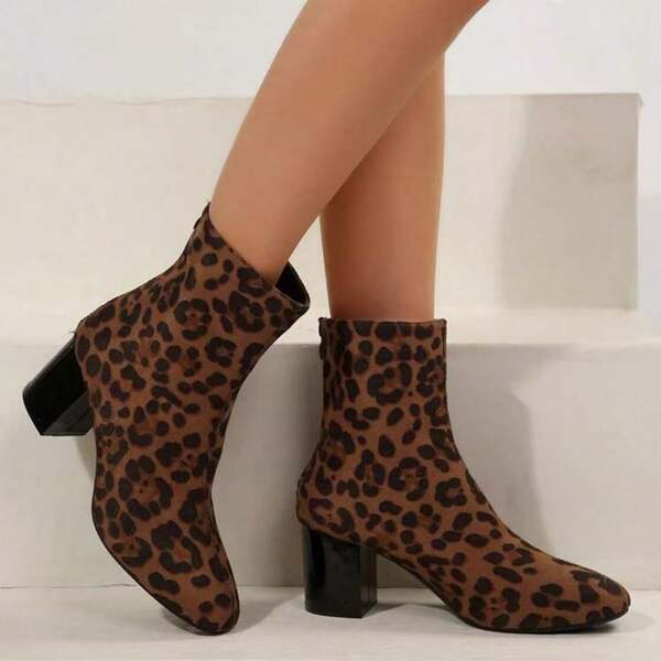 Nuevas botas de tobillo de ante estilo francés retro para otoño/invierno 2025, con punta cuadrada, tacón grueso y versátiles para uso corto