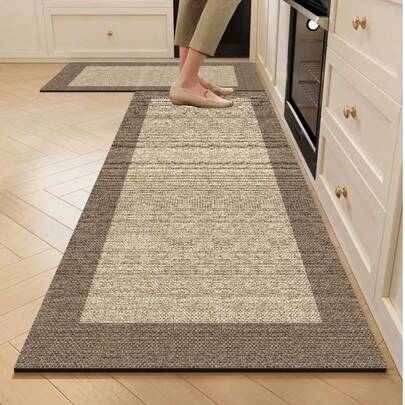 1 pieza Alfombra de gel de sílice para la cocina, diseño minimalista de parches de dos colores. El Body principal de la alfombra es de color beige claro con una textura similar al tejido, y el borde es de color marrón oscuro, formando una división regional clara. El diseño general es simple y elegante. La alfombra de cocina tiene un estilo lujoso y de moda, con acolchado y anti-fatiga, con una superficie de tela y material absorbente de esponja en el medio.