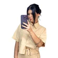 Camisa Feminina Curta com bolsos largos e Manga 3/4 - Creme - Visão 2
