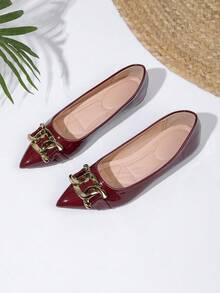 عنابي اللون