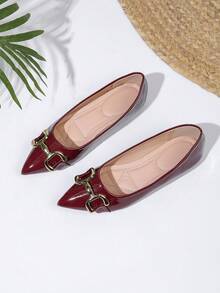 عنابي اللون