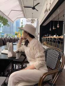 Giacca elegante invernale da donna - Collo tondo semi-trasparente con chiusura anteriore a bottoni, Beige/Marrone/Grigio/Nero, lavabile a mano, caldo per autunno e inverno, casual e formale, Blusa in pizzo geometrico con media elasticità, Capo di abbigliamento alla moda per strati, Cardigan lavorato a maglia invernale di alta qualità per donna, Cappotto lungo, Giacca invernale da donna, Felpa - Albicocca - Visualizzare 7