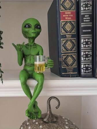 外星人喝啤酒摆件 - 趣味十足的太空主题摆件，绿色外星人手持啤酒杯。非常适合摆放在书桌或书架上，是科幻迷的完美礼物 | 独特的外星人设计 | 精湛的工艺，外星人小雕像