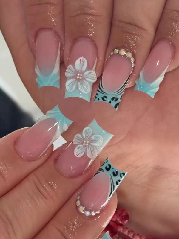 Pokaż swoje spersonalizowane, 24-częściowe, ręcznie robione, żelowe paznokcie 3D, długie, kwadratowe, z nadrukiem w panterkę, niebieskie, francuskie tipsy, z kwiatkiem, sztucznymi perłami i kryształkami, idealnie dopasowane, akrylowe sztuczne paznokcie, zawiera 1 szt. kleju żelowego i 1 szt. pilnika do paznokci, łatwe w noszeniu, żelowe paznokcie 3D, francuskie tipsy, do codziennego użytku, na festiwale i imprezy.