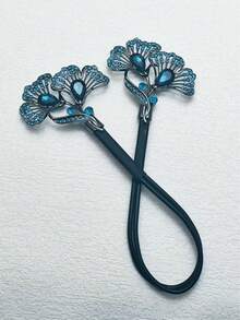 1个发髻造型器，配有蝴蝶结、羽毛和人造珍珠，打造优雅盘发造型。这款发髻造型器适合女性佩戴，是秋季旅行的理想之选。它也是送给女性的礼物，适合旅行、度假等各种场合。此外，它还可用于制作各种精美饰品，例如：秋季发髻造型器、女性发饰、旅行、发饰、女性发饰、美发工具、美发用品、美妆配件、礼物、旅行、送给女性的礼物、美妆用品、圣诞礼物、圣诞袜填充物、送给女性的圣诞袜填充物、成人圣诞袜填充物、成人圣诞袜填充物、成人圣诞袜填充物、成人发饰、成人发饰、成人发饰、成人发饰、成人发饰、成人发饰、成人发饰、成人发饰、送给女性的礼物创意、美妆圣诞袜填充物、送给女性的礼物。