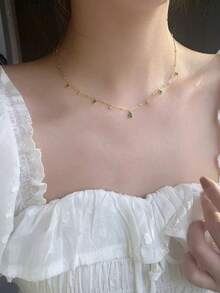 قلادة سلسلة العنق الأنيقة والفاخرة على الطراز الفرنسي الأخضر الزمردي الشكل مع شرابة من الزركونيا للنساء