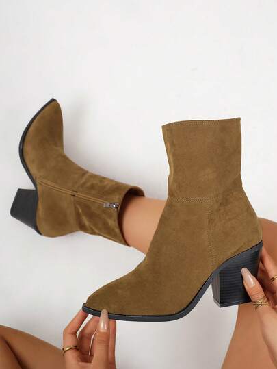 Botas femininas de cano curto, moda outono/inverno 2025, camurça marrom, bico fino, estilo retrô, botas estilo western com zíper lateral, botas