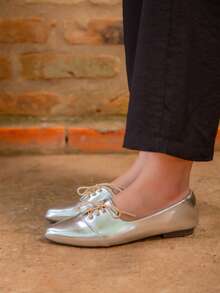 Sapatilha Feminina Oxford Com Cadarço Bico Fino Confortável - Prata Brilhante - Visão 3