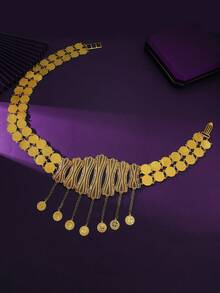 حزام من سبيكة الزنك الذهبي اللامع، يشع جوًا نبيلاً، ويعزز على الفور الشكل الإجمالي للإحساس الرائع، له تأثير بصري قوي. شكل منسوج فريد مع زخرفة معدنية على شكل عملة معدنية دائرية وسلسلة، تفاصيل غنية وحرفية رفيعة، تبرز الجودة العالية والذوق الفريد. يتناسب بإحكام مع منحنى الخصر، ويحدد بذكاء خط الخصر