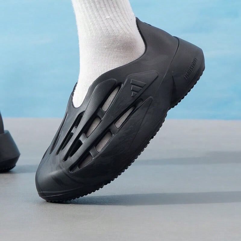 Adidas 男女通用运动透气凉鞋，休闲沙滩拖鞋 - 黑色 - 查看 1