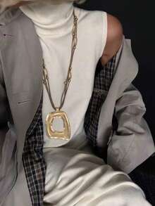 1 PC Vintage, Minimalist Bohemian-Style Alloy Pendant Necklace. It Features A Hollowed-Out Geometric Design And A 5-Layer Beaded Brown Suede Cord Chain. Suitable For Women's Daily Casual Wear, It Serves As An Exquisite Gift For Occasions Like Birthdays, Christmas, Halloween, And New Year.